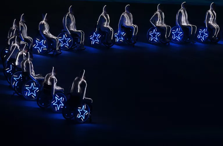 Артисты во время театрализованного представления на церемонии закрытия XI зимних Паралимпийских игр в Сочи Артисты во время театрализованного представления на церемонии закрытия XI зимних Паралимпийских игр в Сочи