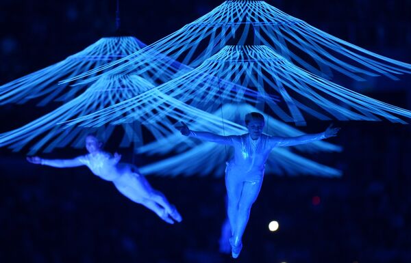 Артисты во время театрализованного представления на церемонии закрытия XI зимних Паралимпийских игр в Сочи