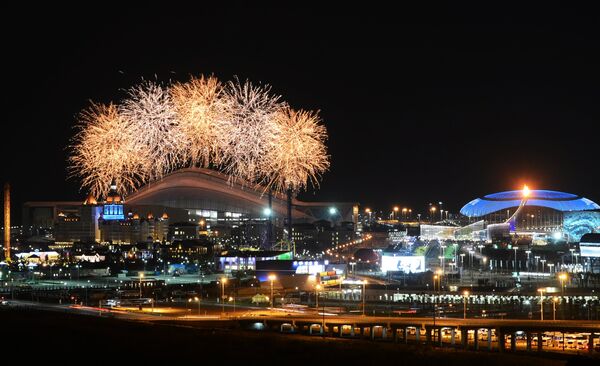 Салют над стадионом Фишт во время церемонии закрытия XI зимних Паралимпийских игр в Сочи