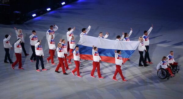 Вынос российского флага на церемонии закрытия XI зимних Паралимпийских игр в Сочи