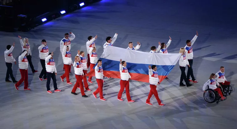 Вынос российского флага на церемонии закрытия XI зимних Паралимпийских игр в Сочи Вынос российского флага на церемонии закрытия XI зимних Паралимпийских игр в Сочи