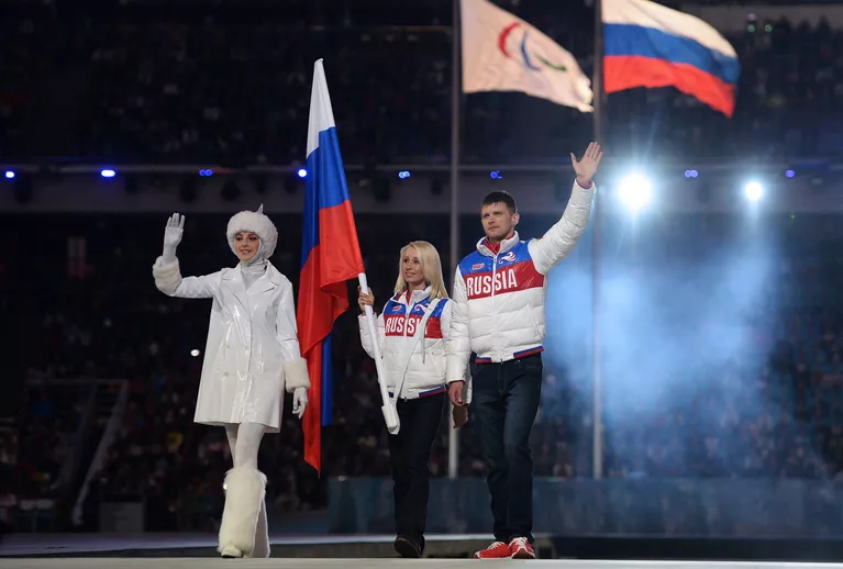 Знаменосцы сборной России Алексей Иванов и Михалина Лысова Знаменосцы сборной России Алексей Иванов и Михалина Лысова