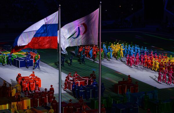 Артисты выступают во время театрализованного представления на церемонии закрытия XI зимних Паралимпийских игр в Сочи