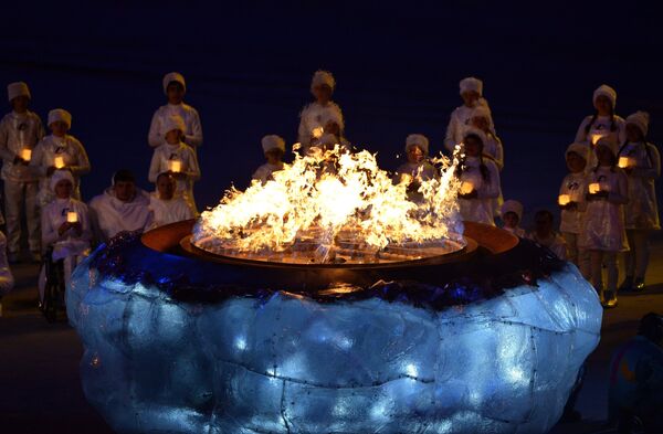 Чаша Паралимпийского огня во время церемонии закрытия XI зимних Паралимпийских игр в Сочи