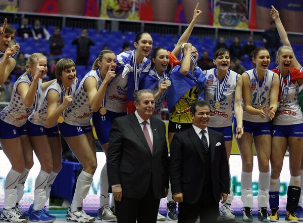 Волейболистки Динамо-Казань, завоевавшие золотые медали, на церемонии награждения