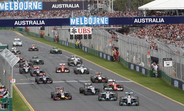 Болиды на старте Гран-при Австралии