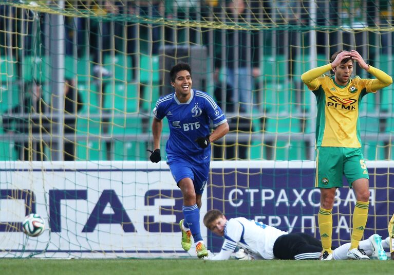 Полузащитник Динамо Кристиан Нобоа, вратарь Кубани Александр Беленов и защитник Кубани Анхель Деальберт (слева направо)