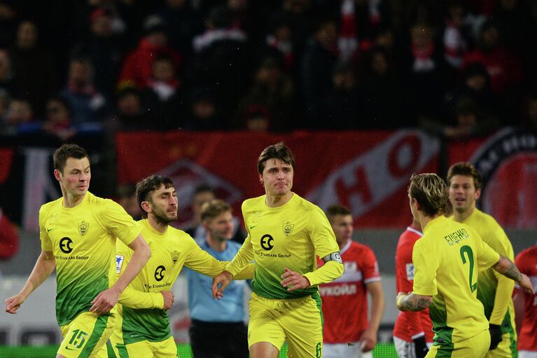 Футболисты Анжи радуются забитому голу