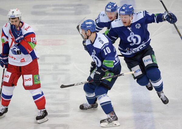 Хоккеисты Динамо (справа) Константин Волков, Максим Соловьев и Янне Яласваара радуются забитой шайбе