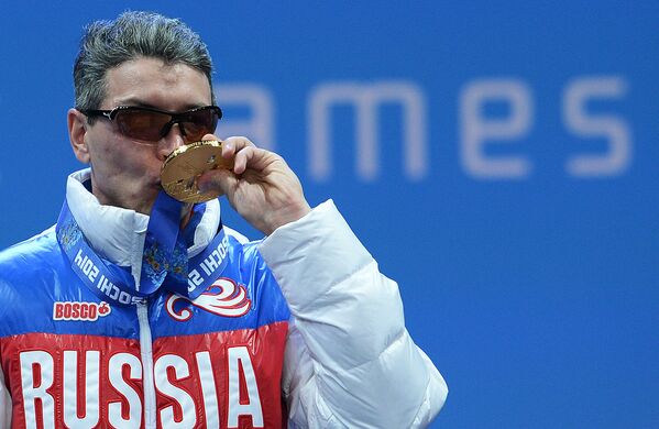 Валерий Редкозубов (Россия), завоевавший золотую медаль в суперкомбинации в классе B 1-3 (слабовидящие)