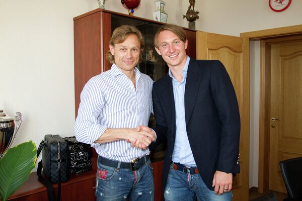 Валерий Карпин и Ким Чельстрем после подписания контракта