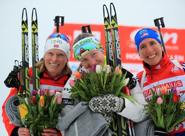 Слева направо: Тура Бергер (Норвегия), Дарья Домрачева (Белоруссия) и Сьюзан Данкли (США)