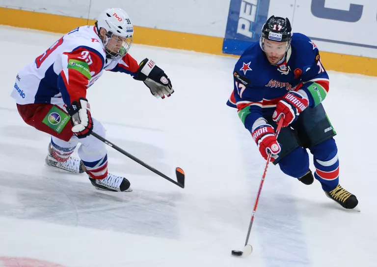 Слева направо: форвард ХК Локомотив Джефф Плэтт и игрок ХК СКА Илья Ковальчук