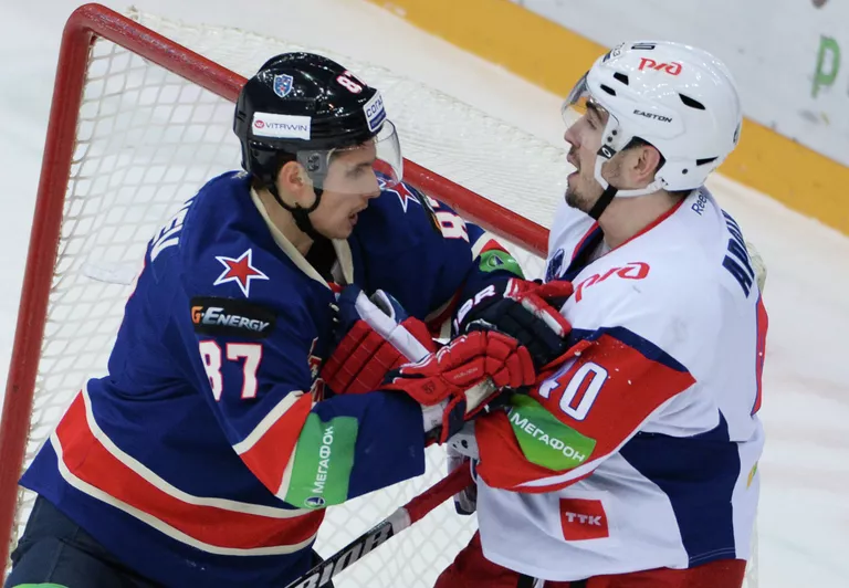 Слева направо: форвард ХК СКА Вадим Шипачев и форвард ХК Локомотив Даниил Апальков