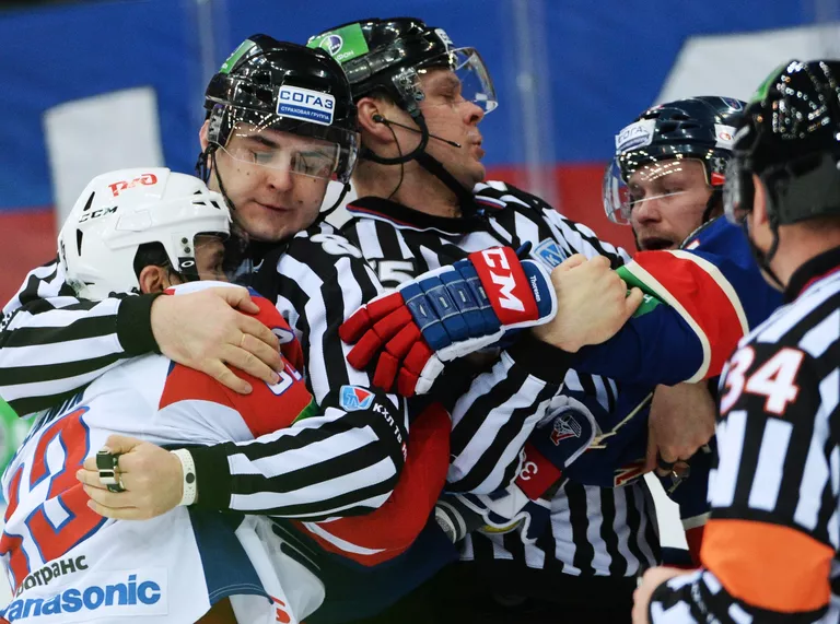 Игровой момент матча СКА - Локомотив