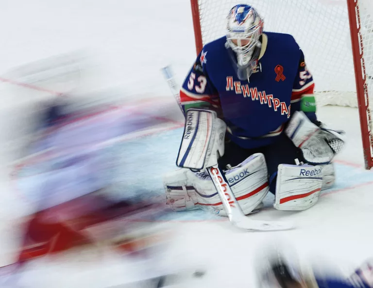 Вратарь СКА Александр Салак