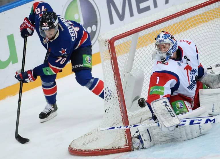 Слева направо: форвард ХК СКА Роман Червенка и вратарь ХК Локомотив Кертис Сэнфорд