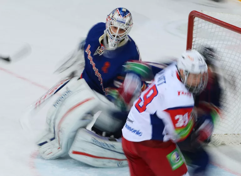 Игровой момент матча СКА - Локомотив