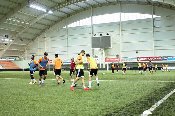 Футболисты Урала тренируются в манеже в Екатеринбурге