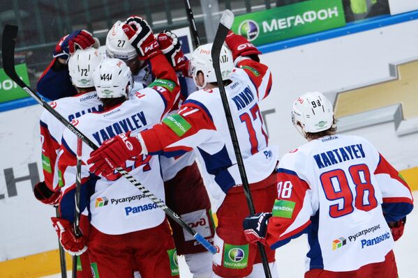Хоккеисты Локомотива радуются забитому голу