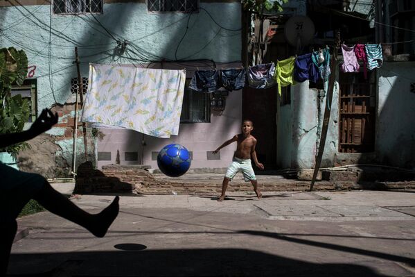 Бразильские мальчишки играют в футбол в фавелах Рио-де-Жанейро