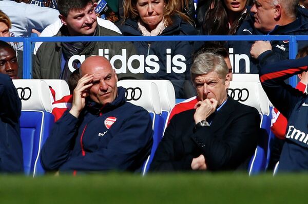 Главный тренер Арсенала Арсен Венгер (справа) и его помощник Стив Боулд наблюдают за ходом матча против Челси