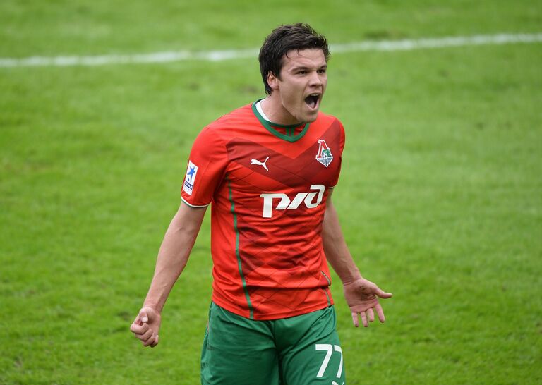 Полузащитник Локомотива Сергей Ткачев радуется своему забитому голу в ворота Урала