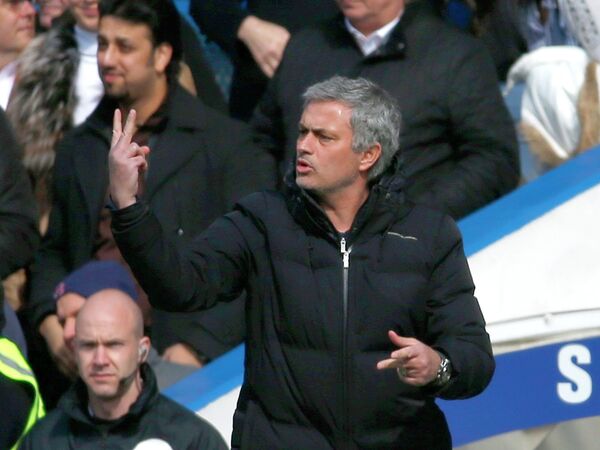 Главный тренер Челси Жозе Моуринью руководит своей командой в матче против Арсенала