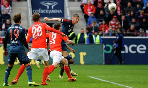 Полузащитник Баварии Бастиан Швайнтайгер (крайний справа) забивает мяч в ворота Майнца