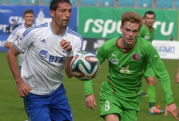 Нападающий Динамо Кевин Кураньи (слева) и полузащитник Рубина Павел Могилевец