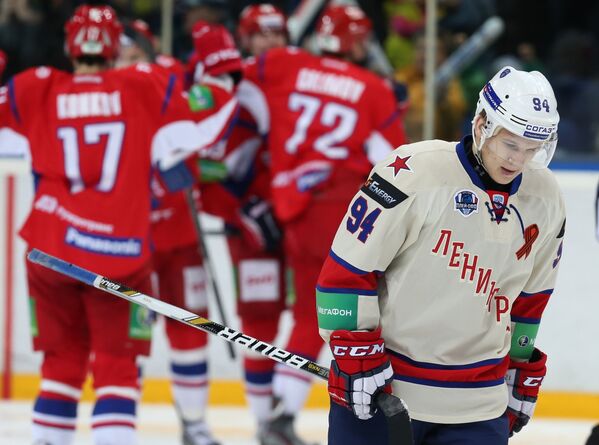 Нападающий СКА Александр Барабанов и радующиеся хоккеисты Локомотива