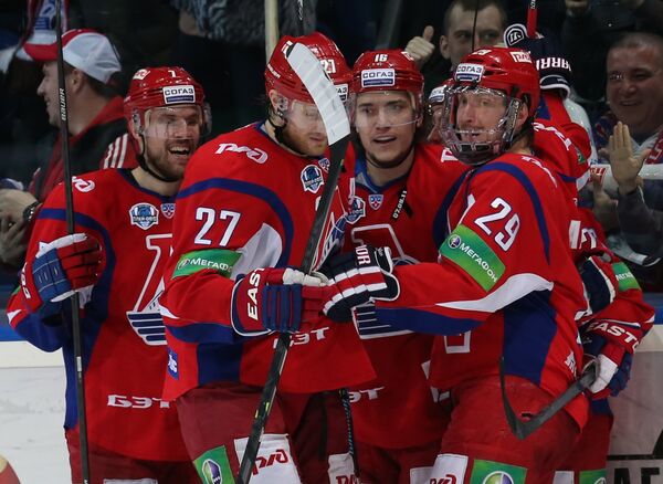 Хоккеисты ярославского Локомотива радуются заброшенной сайте в ворота СКА