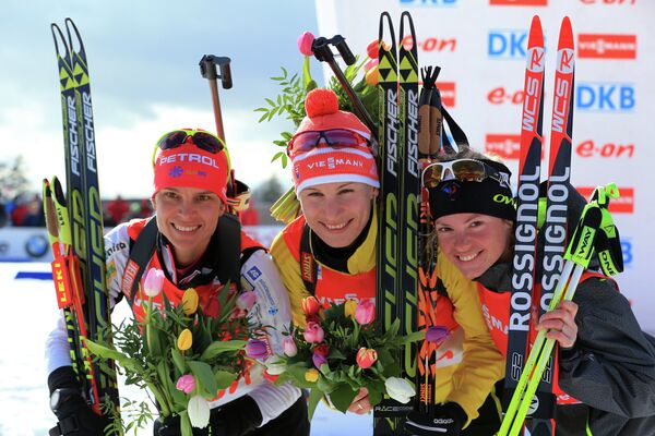 Тея Грегорин (Словения), завоевавшая серебряную медаль, Анастасия Кузьмина (Словакия), завоевавшая золотую медаль, и Мари Дорен-Абер (Франция), завоевавшая бронзовую медаль