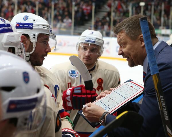 Хоккеисты СКА Илья Ковальчук и Динар Хафизуллин и главный тренер СКА Юкка Ялонен (слева направо)