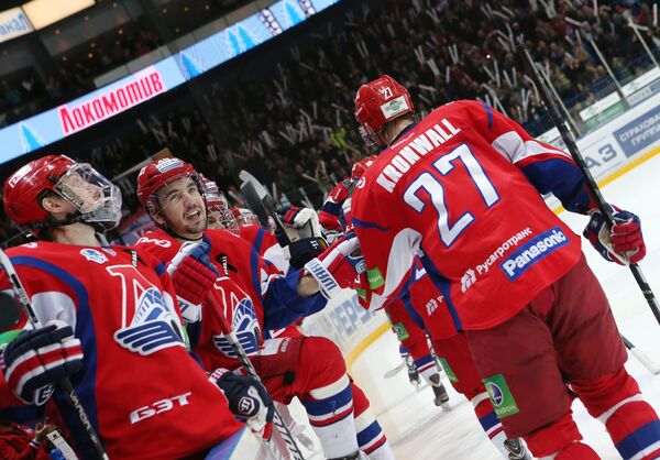 Хоккеисты Локомотива радуются заброшенной шайбе в ворота СКА