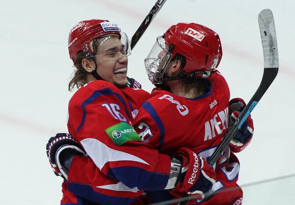 Хоккеисты Локомотива Сергей Плотников(слева) и Егор Аверин
