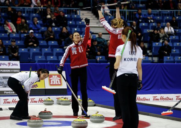 Керлингистки сборной России радуются победе над кореянками в матче за бронзовые медали