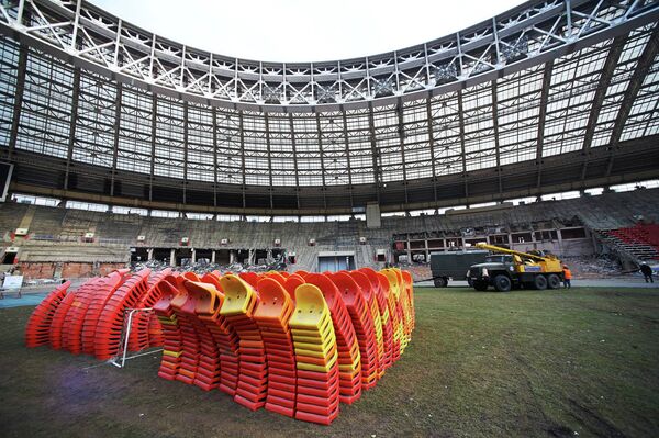 Демонтированные пластиковые сидения для зрителей на стадионе Лужники