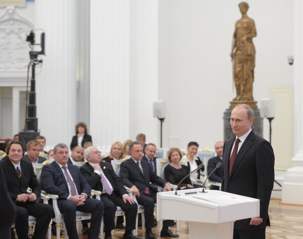 Президент России Владимир Путин (справа) на церемонии вручения государственных наград РФ в Кремле