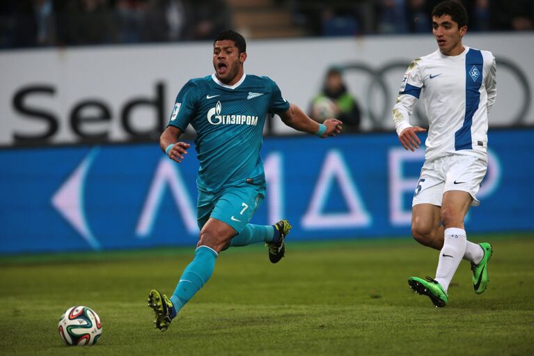 Нападающий ФК Зенит Халк и защитник ФК Крылья Советов Ибрагим Цаллагов