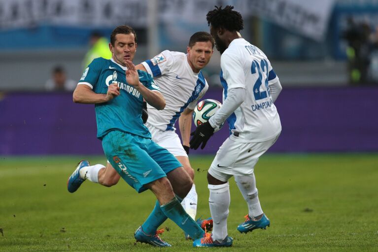 Нападающий ФК Зенит Александр Кержаков (слева) и хавбеки Крыльев Игорь Семшов и Реджиналь Горё