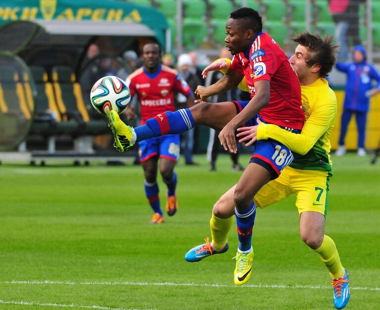 Нападающий ЦСКА Ахмед Муса (слева) и защитник Анжи Камиль Агаларов