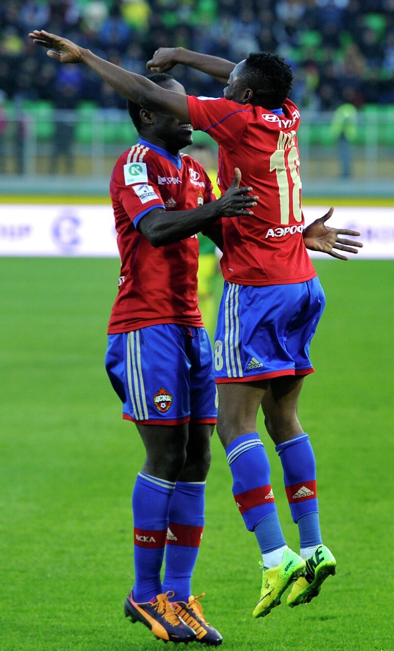 Футболисты ЦСКА Сейду Думбия и Ахмед Муса радуются голу, забитому в ворота Анжи