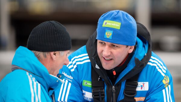 Тренер женской сборной России по биатлону Павел Ростовцев (справа)