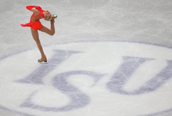 Российская фигуристка Анна Погорилая выступает в короткой программе на чемпионате мира