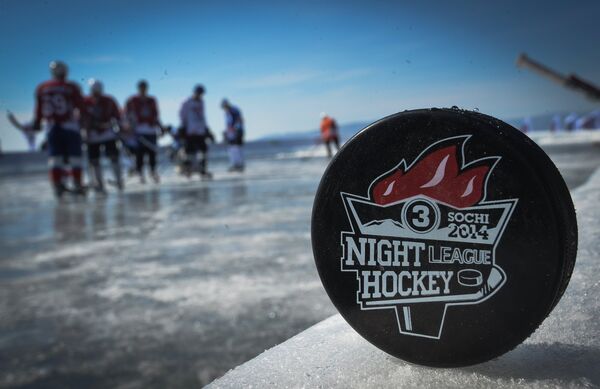 Шайба на льду во время матча-акции Ночной Хоккейной Лиги Байкал – территория НХЛ