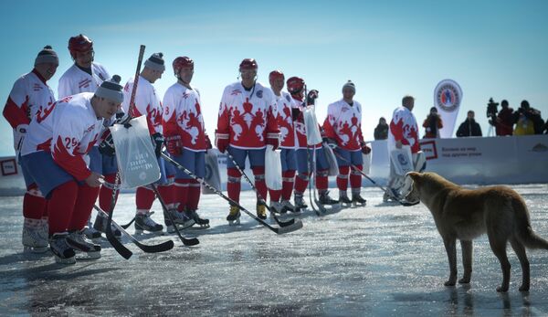 Игроки сборной звезд отечественного хоккея перед началом матча-акции Ночной Хоккейной Лиги Байкал – территория НХЛ