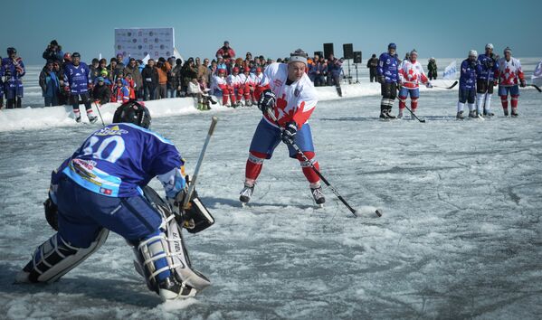 Андрей Николишин (в центре) в матче-акции Ночной Хоккейной Лиги Байкал – территория НХЛ