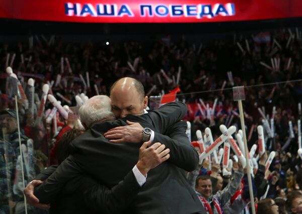 Главный тренер ХК Локомотив Дэйв Кинг (слева) и тренер Дмитрий Юшкевич