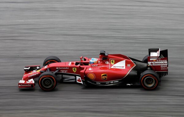 Испанский автогонщик Фернандо Алонсо на трассе Сепанг во время третьей практики Гран-при Малайзии